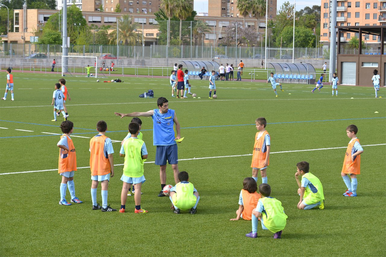 Alrededor de 8.000 familias por curso, más de 500 entrenadores, otros tantos delegados, 250 árbitros y más de 400 entidades componen este proyecto formativo