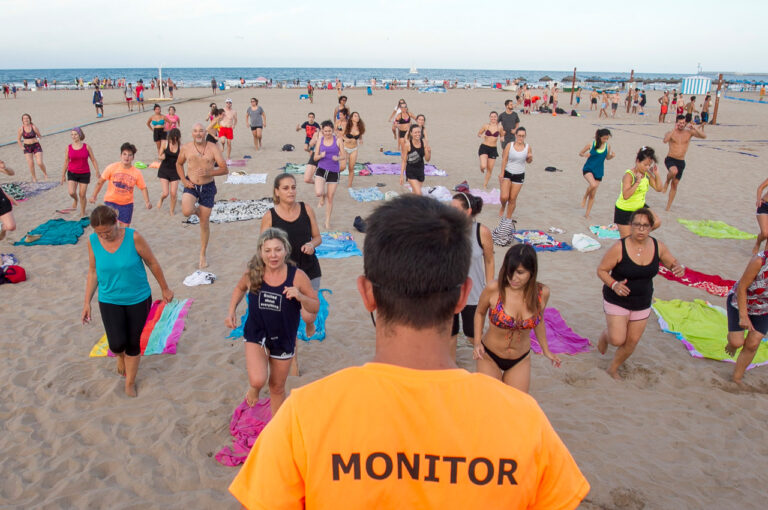 La Fundació Esportiva Municipal ha organitzat un ampli i variat programa d'activitats lúdic-esportives gratuïtes a les platges de València per a l'època estival, dirigides a tots els públics