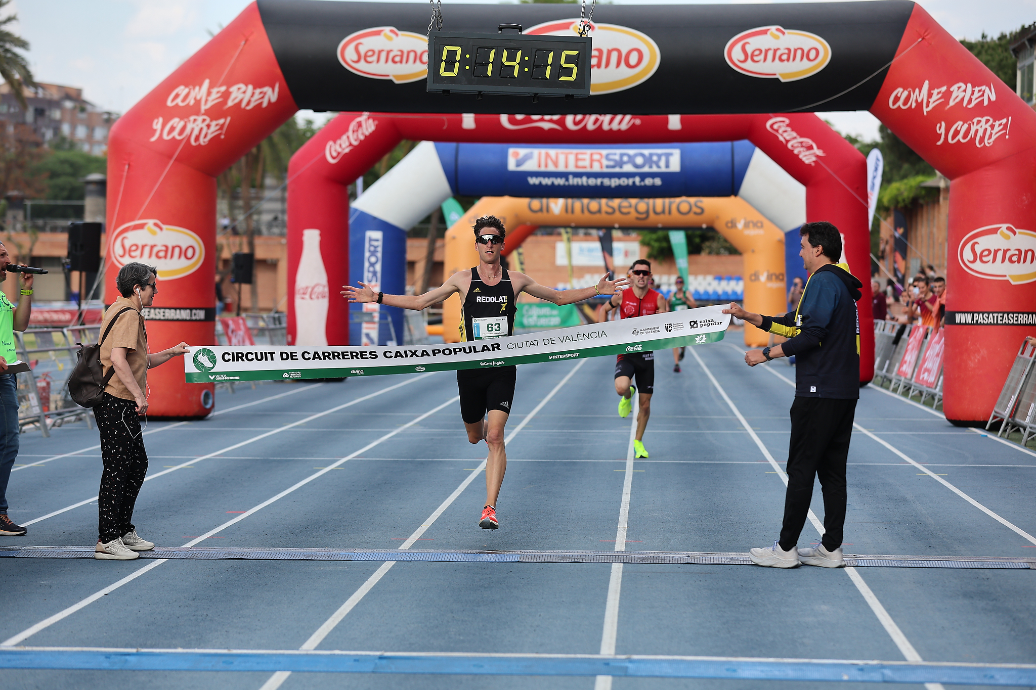 El campió d'Espanya de 1.500, Enrique Herreros, ha aconseguit la victòria masculina amb un temps de 14:15, récord també de la seua categoría.