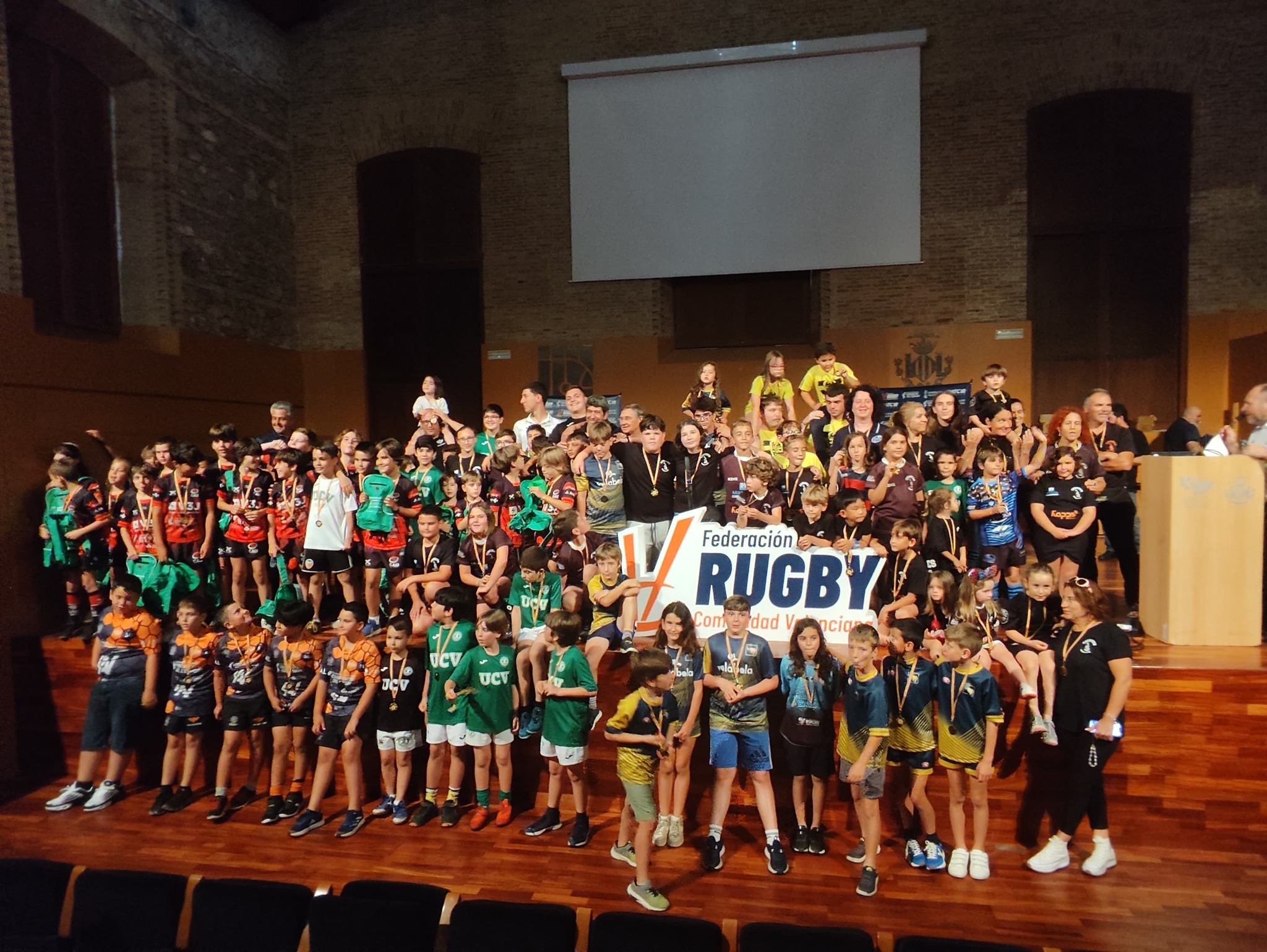 El Complejo Deportivo Cultural Petxina acoge la Gala de Escuelas de la Federación de Rugby de la Comunidad Valenciana.