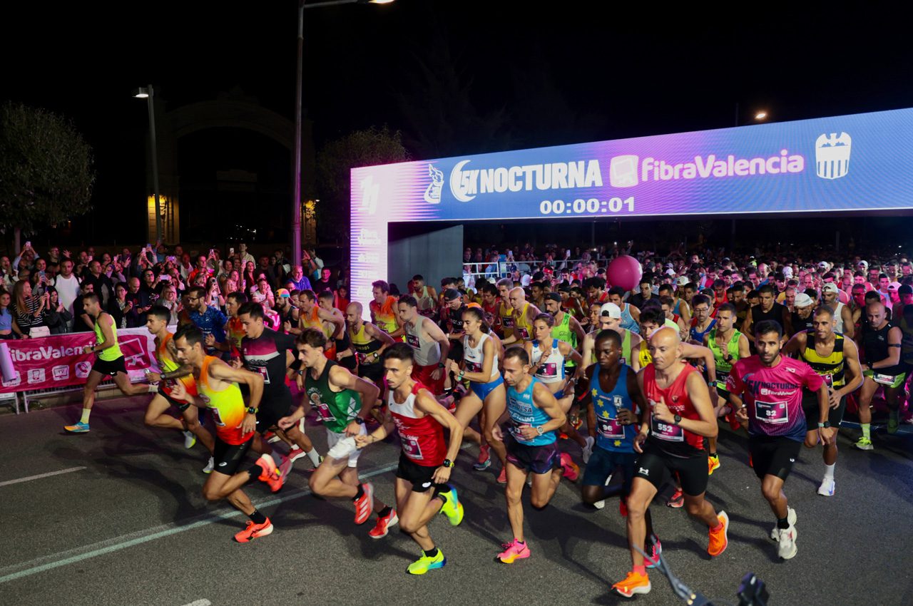 Más de 8.000 atletas abarrotan Valencia en una multitudinaria 15K Nocturna FibraValencia