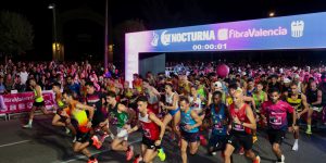 Más de 8.000 atletas abarrotan Valencia en una multitudinaria 15K Nocturna FibraValencia