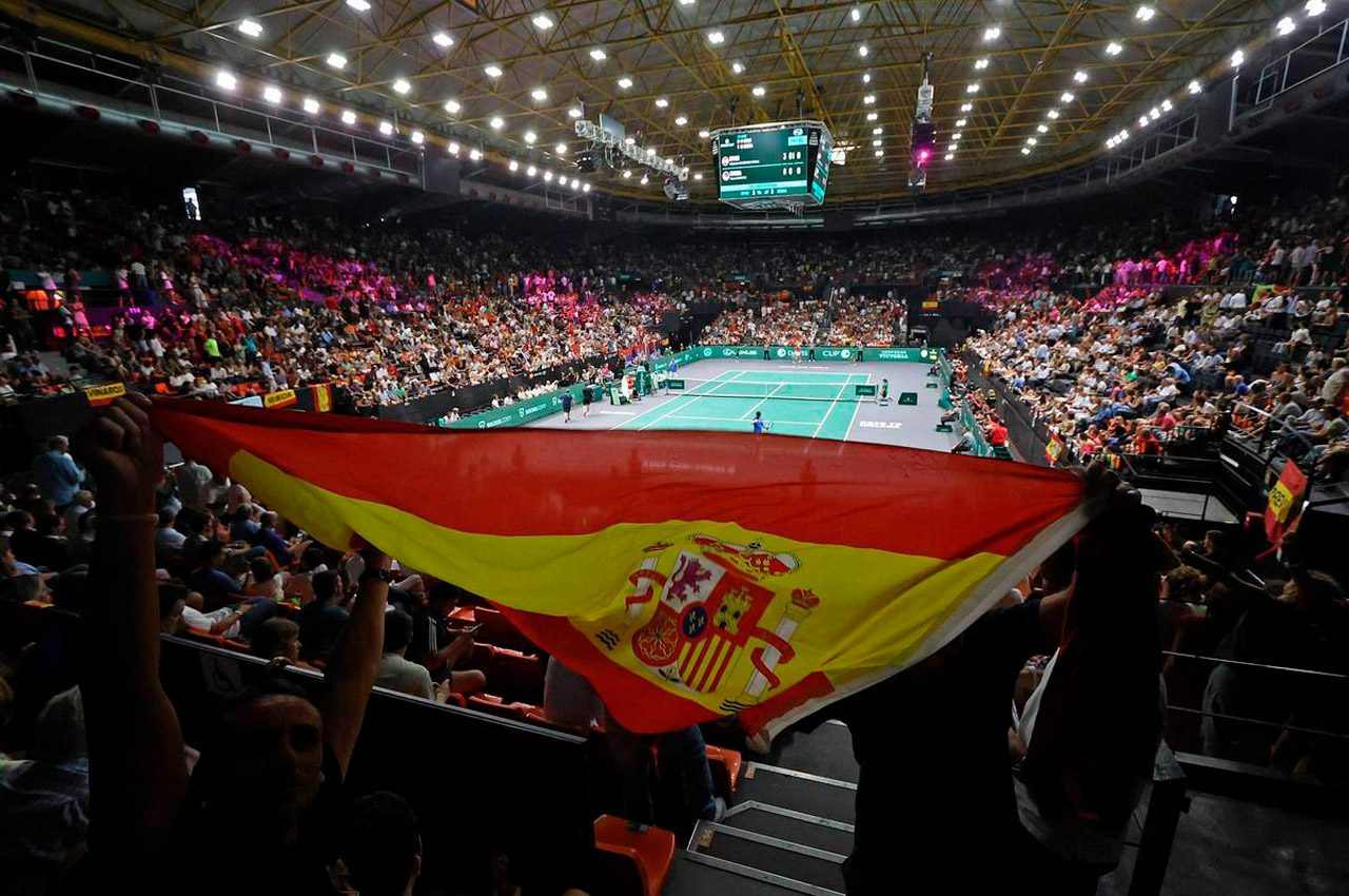 Els aficionats valencians al tenis van abarrotar les graderies del Pavelló Font de Sant Lluís per a animar a l'equip capitanejat per David Ferrer