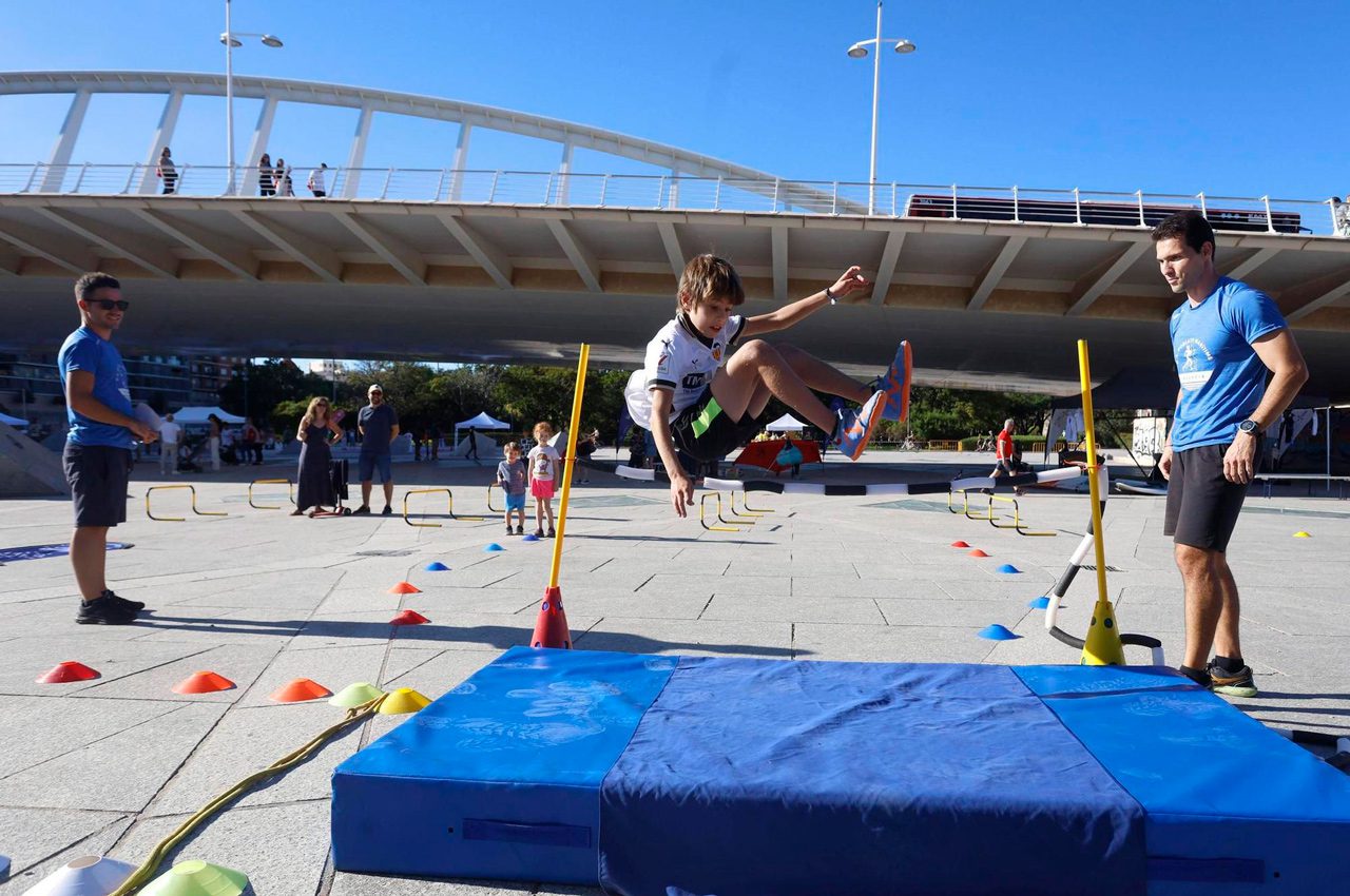 Cientos de personas disfrutan de la BeActive Night bajo el Puente de la Exposición del Jardín del Turia