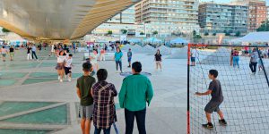 Cientos de personas disfrutan de la BeActive Night bajo el Puente de la Exposición del Jardín del Turia