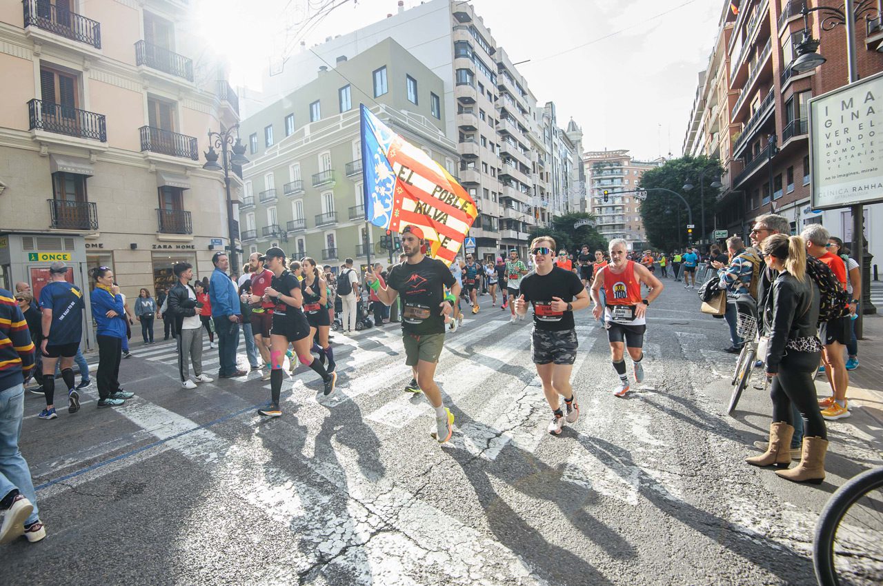 Valencia se vuelca en su maratón más solidario y emotivo