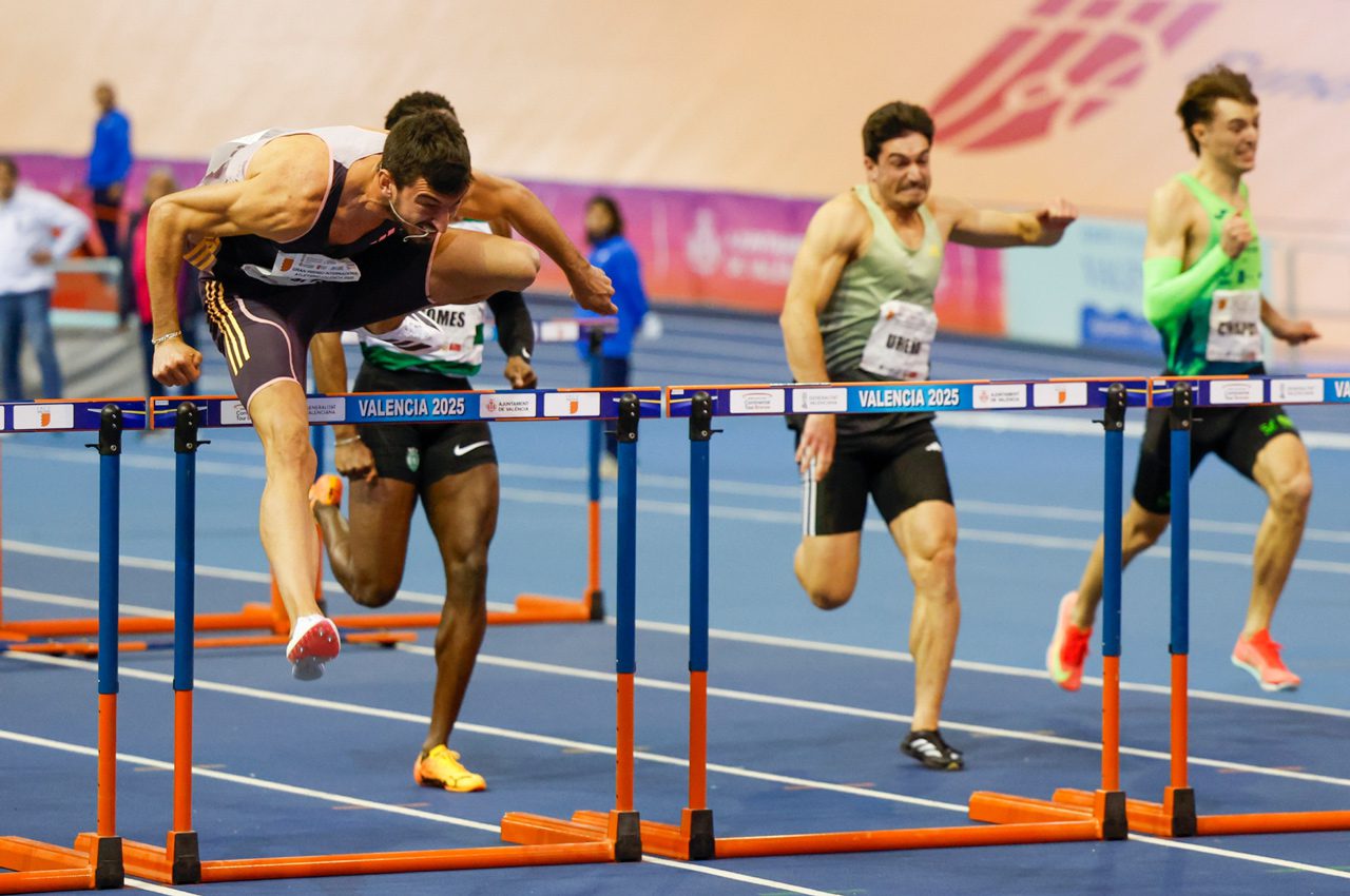 Quique Llopis posa en peus a València i frega el rècord d'Espanya en 60 metres barres