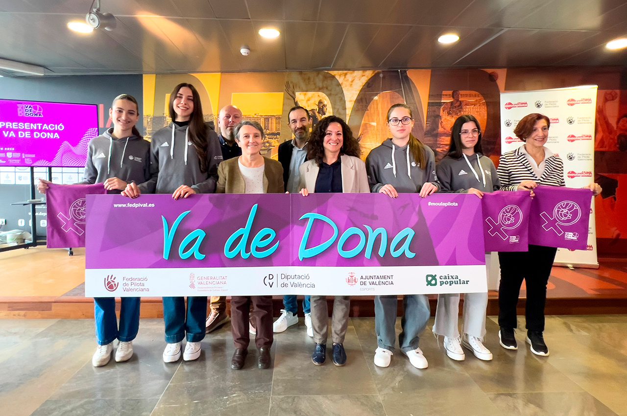 La Federació de Pilota Valenciana organiza talleres y partidas en los alrededores de la Plaza Manises para conmemorar el Día Internacional de la Mujer