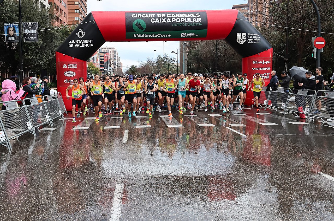 La VI Carrera 5K Runners Ciutat de València reunix 5.500 corredors sota la pluja