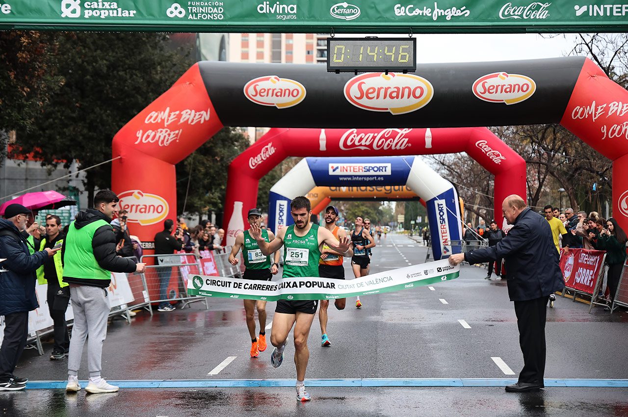 La tercera cita del calendari del XX Circuit de Carreres Caixa Popular Ciutat de València ha recorregut els carrers dels barris de Mestalla i Pla del Real. Guanyador, Alejandro Ortuño del CA Platges de Castelló amb un temps de 00.14:46