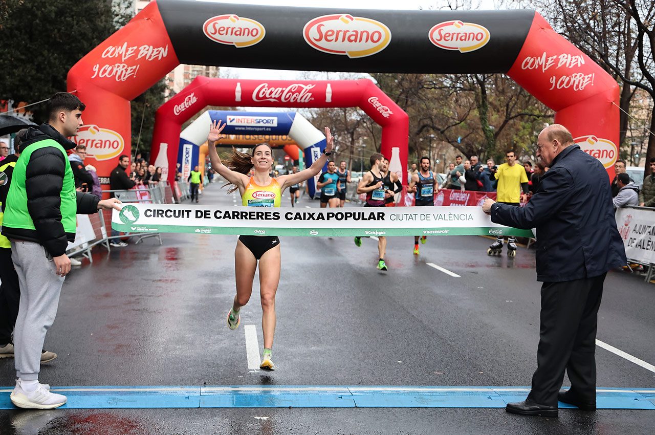 La VI Volta a Peu Runners Ciutat de València ha reunit 5.500 corredors, malgrat la pluja. María Ureña del Serrno Club Atletisme, amb 00.16:23, s'ha proclamat vencedora en categoria femenina